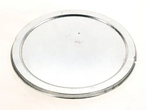 Metallene Abdeckung mit glatter Oberfläche und zwei Löchern in der Mitte, möglicherweise für einen BOSCH Kondensatsammler vorgesehen.